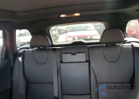 2016 Volvo Xc60 T6 Platinum z USA, uszkodzony, nr VIN YV4902RM5G2784695